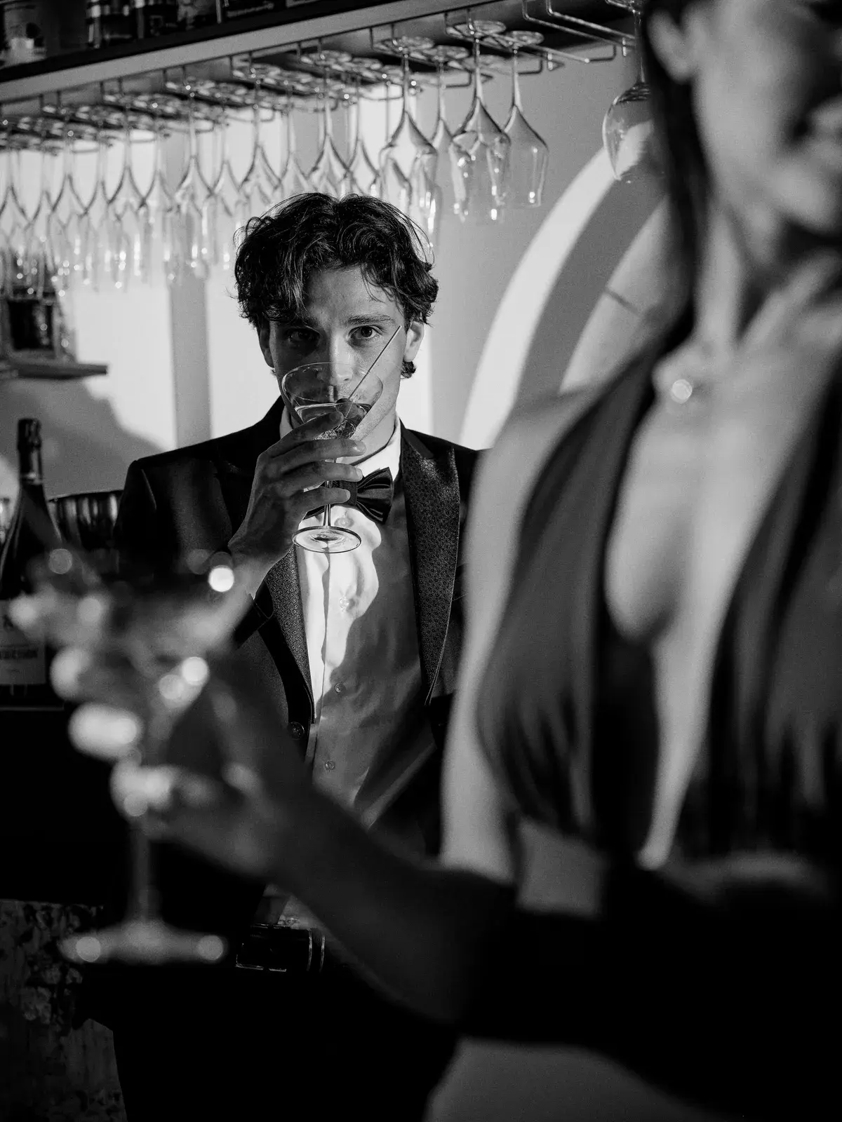 Il bancone di NOS Ristorante ad Alberobello al momento dell'aperitivo, luce calda e atmosfera
