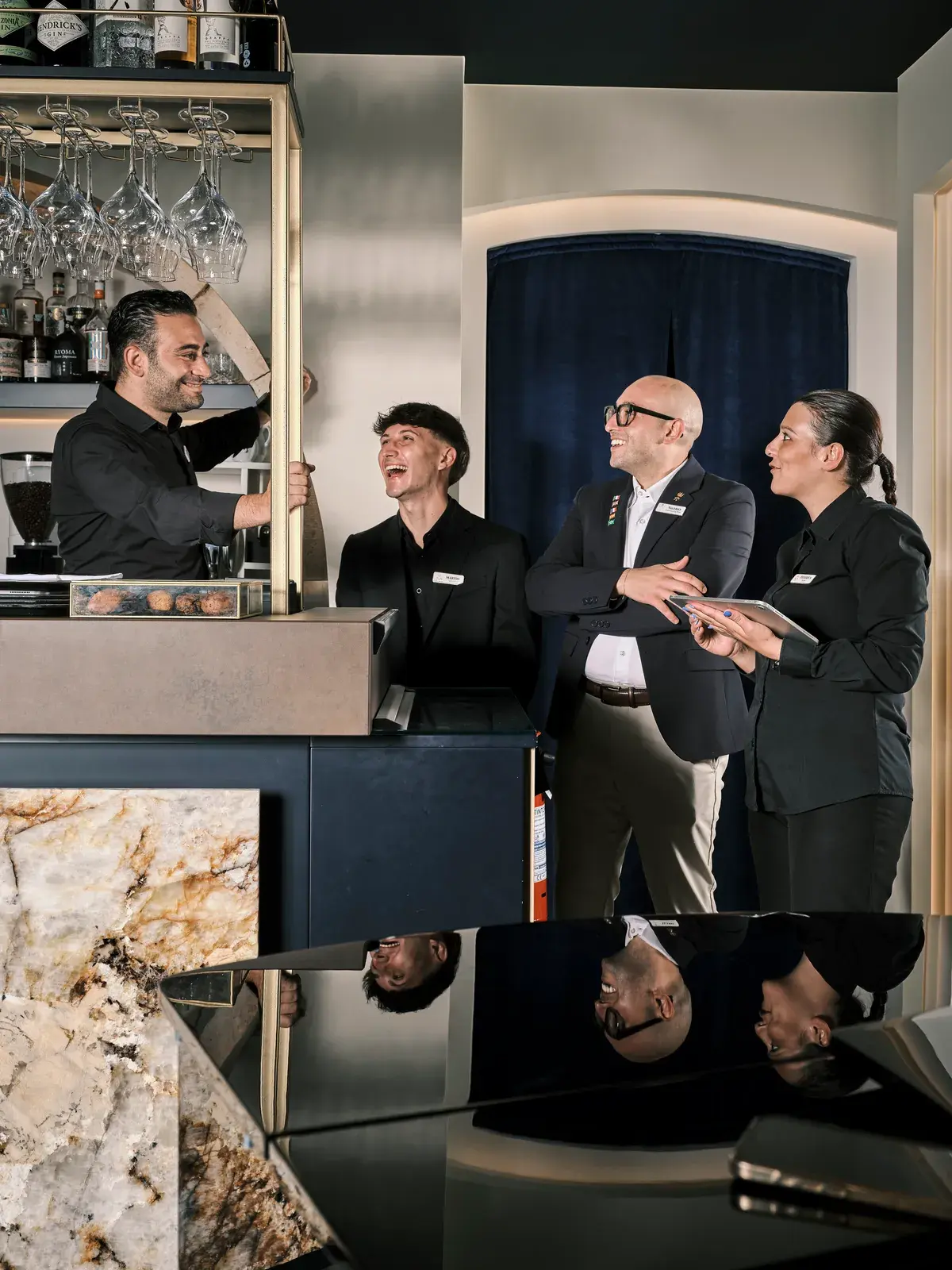 Il personale di NOS Ristorante al bancone, durante una serata ad Alberobello
