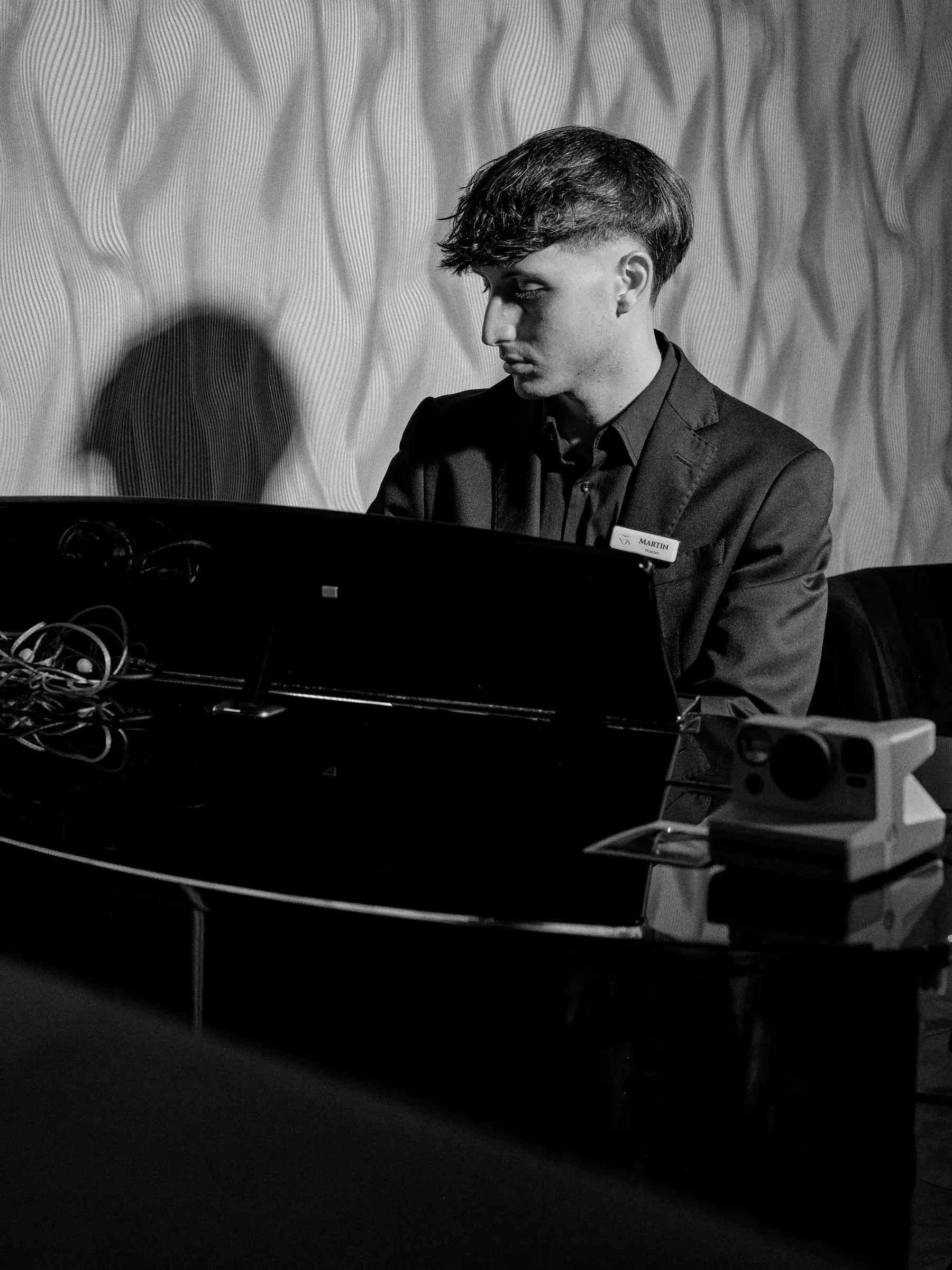 Martin al pianoforte da NOS Ristorante ad Alberobello, durante una serata