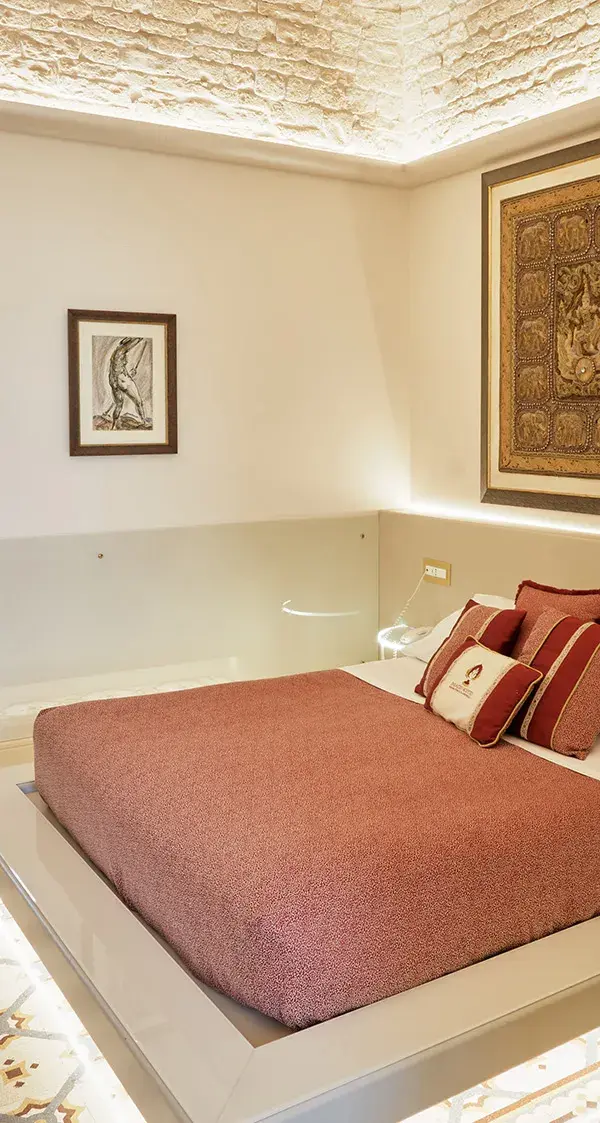 Primo piano, balcone privato con vista sui trulli, doccia cromoterapia — Camera Nobile Deluxe, Palazzo Scotto