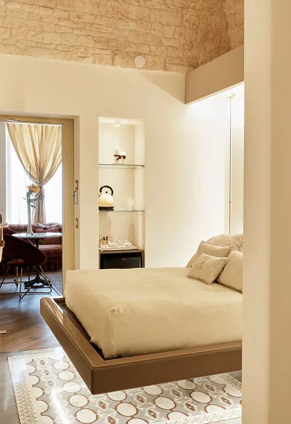 Suite più grande al primo piano, balcone sui trulli, doccia rain cromoterapia — Nobile Suite, Palazzo Scotto