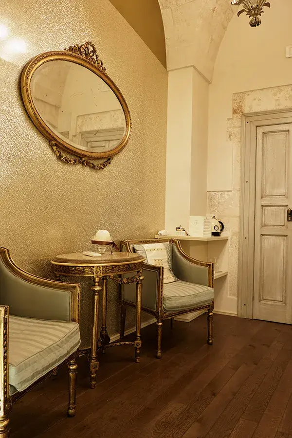Volte a crociera in pietra, letto sospeso illuminato, vista giardino — Suite Foresteria, Palazzo Scotto