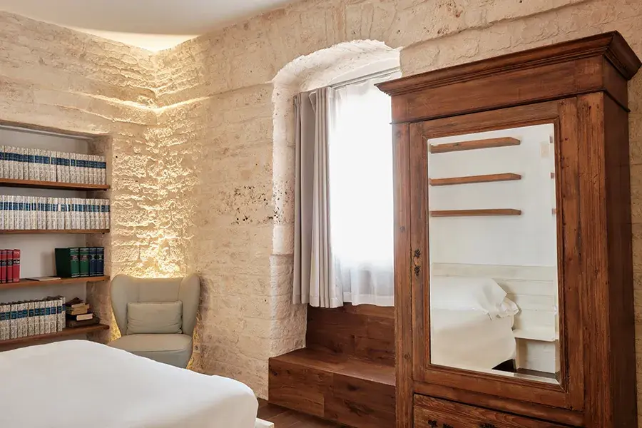 Pietra a vista, salotto privato, terrazza con area pet, fino a quattro ospiti — Suite Pietra in via Mameli, Palazzo Scotto