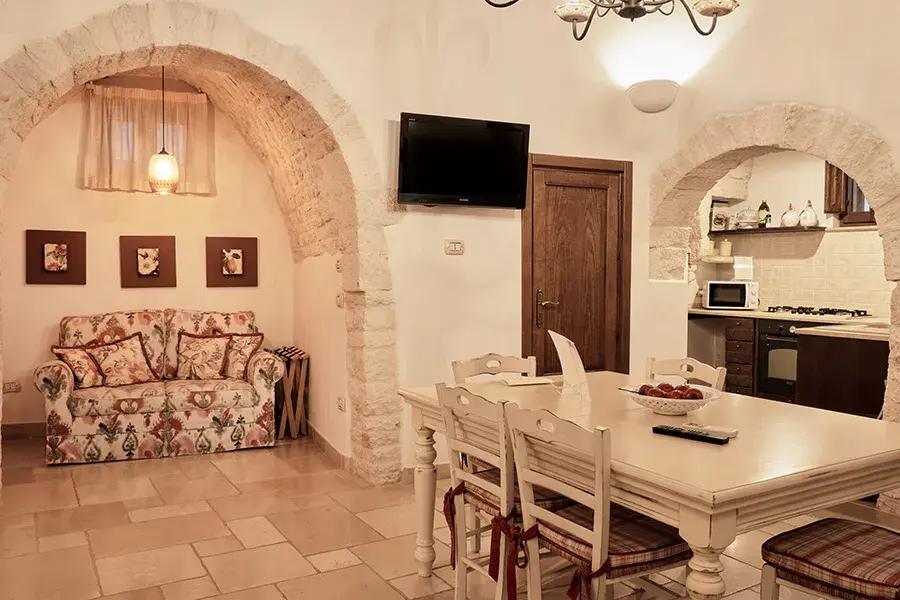Trullo del XVII secolo: due camere, due bagni, soppalco nel cono — Trullo Maestro, Palazzo Scotto